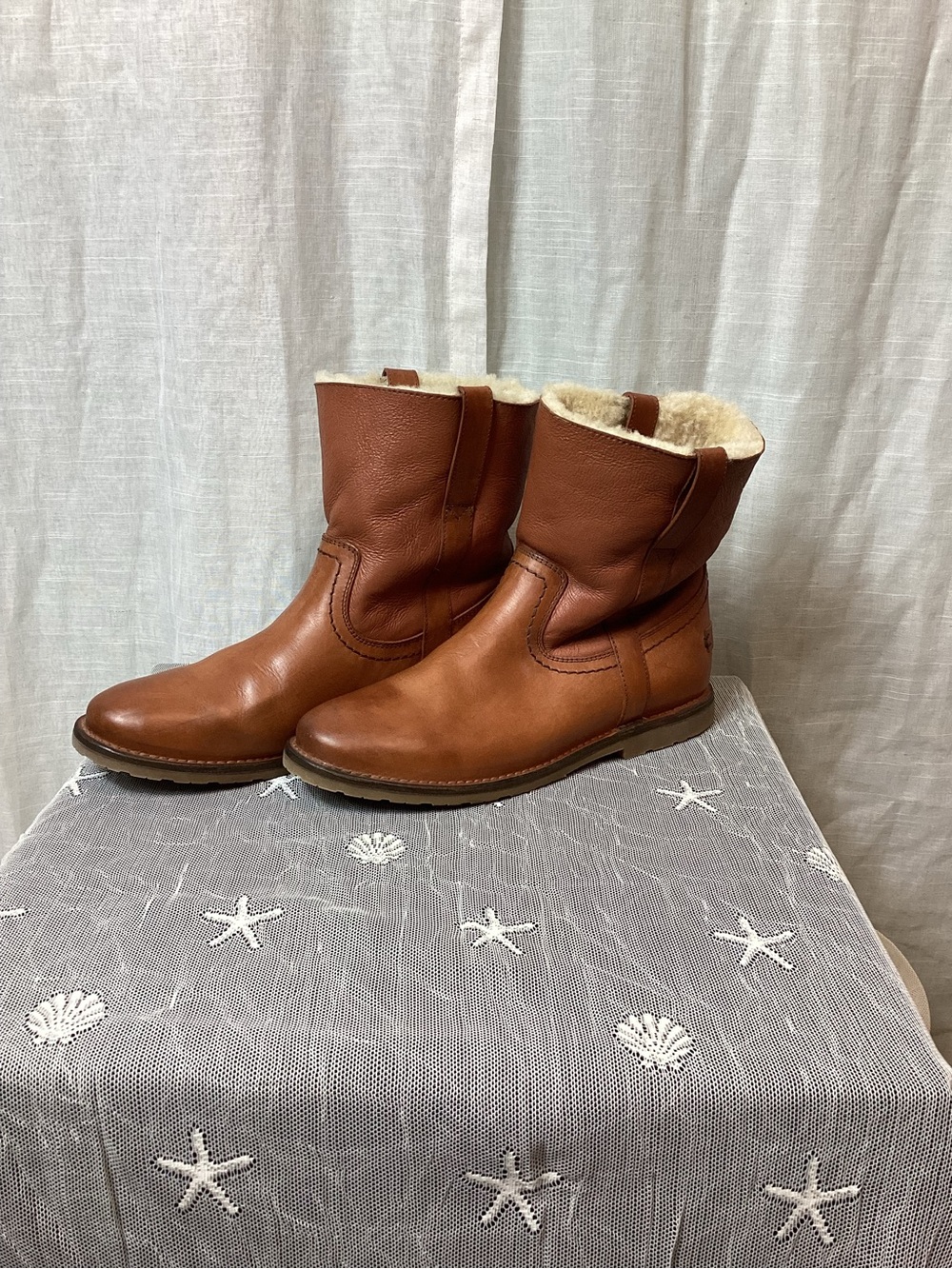 Frye Women’s “Celia” Short Shearling Boots; Size: 10